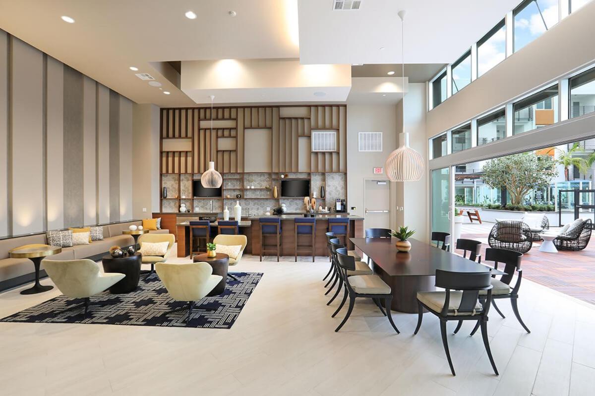 Apartment Modern Building - Free Parking - By Choc & St Joseph *